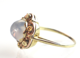 Vintage gouden ring met grote cabochon geslepen maansteen.