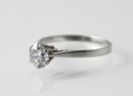 Vintage witgouden solitairring met grote diamant