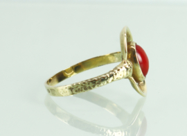 Vintage gouden ring met bloedkoraal