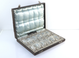Set van 12 antieke messenleggers zilver in cassette, 19e eeuw