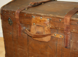 Antieke reiskoffer met lederen riemen Perry & Co
