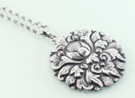 Zilveren Djokja hanger aan collier ca. 1930