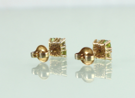 Gouden oorknoppen 18k met peridot en zirkonia
