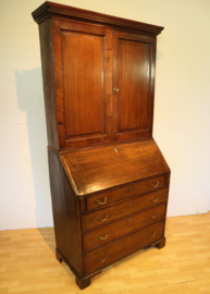 Antiek secretaire met boekenopstand, 18e eeuw.