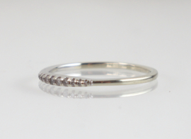 Smalle witgouden rijring aanschuifring met diamantjes