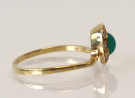 Gouden ring met groene steen en briljanten