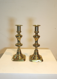 Set antieke messing kandelaars