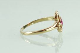 Antieke 18 karaat gouden ring met robijn en zaadparels