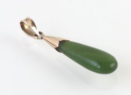 Gouden hanger met druppelvormige jade