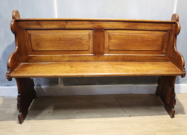 Antieke kerkbank met gotisch snijwerk