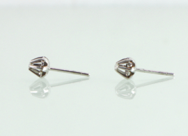Witgouden oorknoppen met diamant