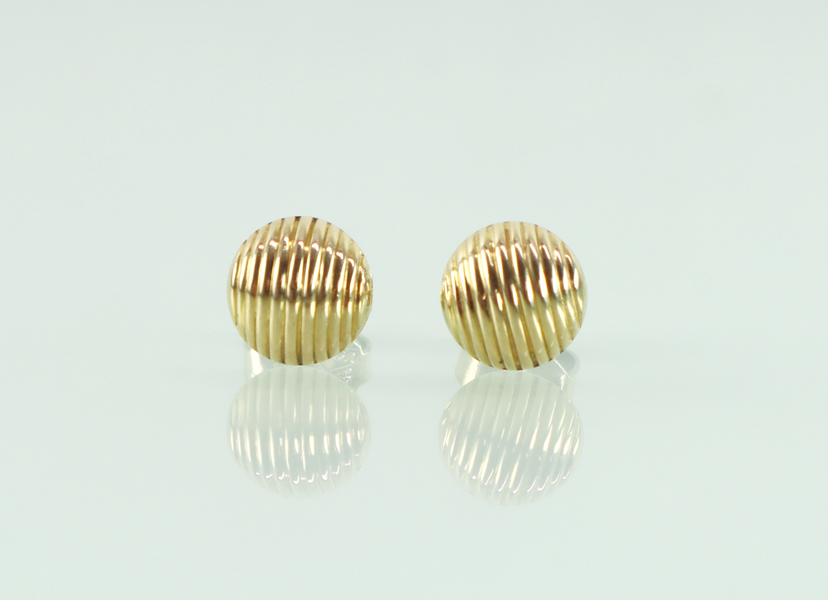 Gouden oorknoppen ribbels 18 karaat