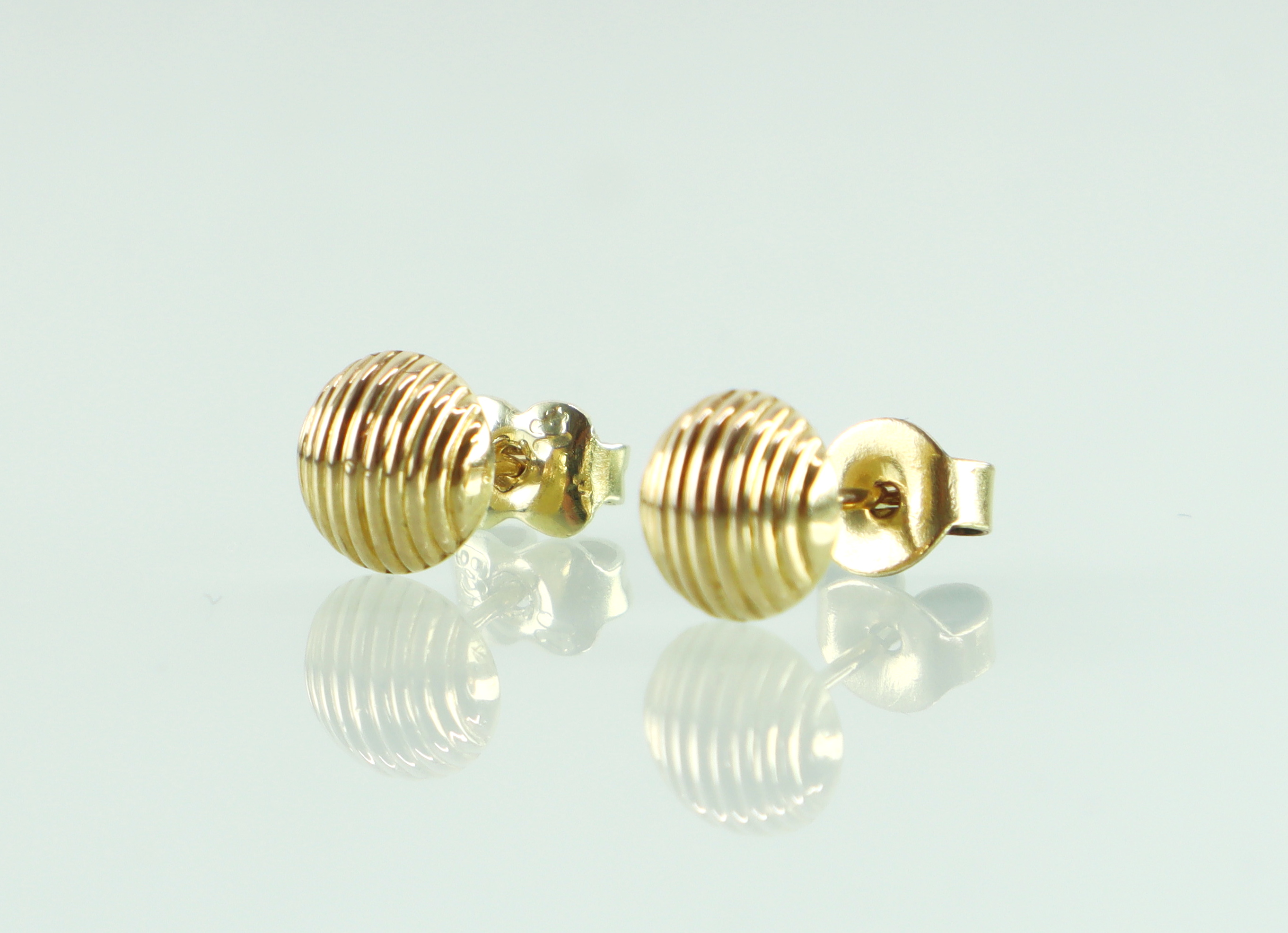Gouden oorknoppen ribbels 18 karaat