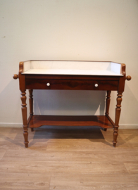 Antieke wastafel met marmeren blad