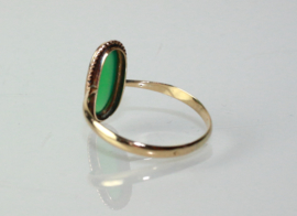 Antieke gouden ring met cabuchon geslepen groene edelsteen