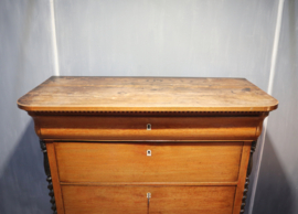 Antieke chiffonière met bureaugedeelte