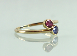 Antieke gouden Toi et Moi ring met saffier en robijn