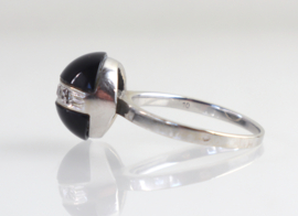 Witgouden ring met onyx en diamant