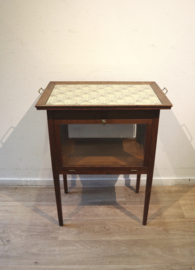 Antiek theekastje met dienblad