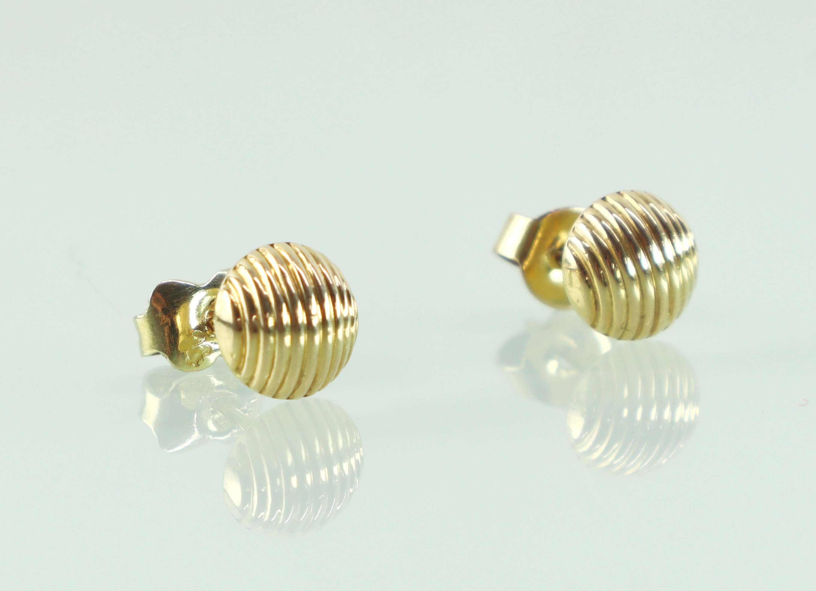 Gouden oorknoppen ribbels 18 karaat