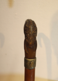 Antieke wandelstok met handvat geitenkop