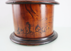 Antieke houten tabakspot met decoratie