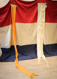 Grote oude Nederlandse vlag met wimpels