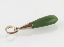 Gouden hanger met druppelvormige jade