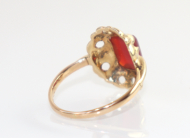 Antieke gouden opengewerkte ring met carneool