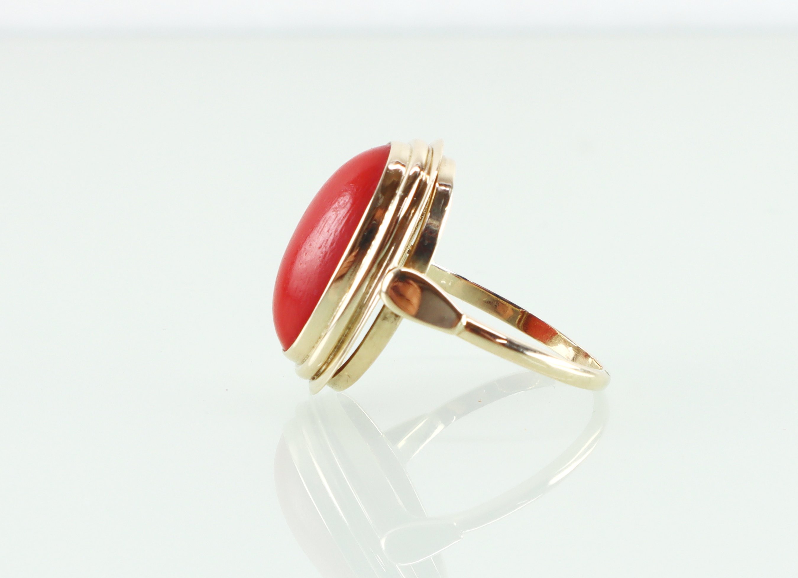 Vintage gouden ring met bloedkoraal
