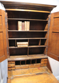 Antieke Engelse secretaire met boekenopstand, 18e eeuw.