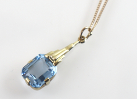 Art Deco gouden hanger blauwe spinel aan collier