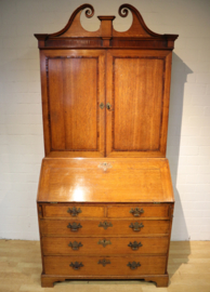 Antiek secretaire met boekenopstand, 18e eeuw.