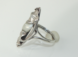 Antieke zilveren Jugendstil ring met bladmotieven en parelmoer