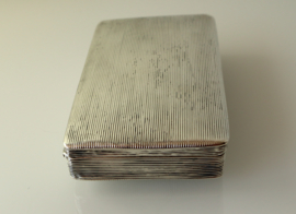 Antieke zilveren tabaksdoos met ribbeldecor, 1857