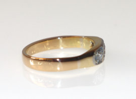 Antieke gouden ring met oudslijpsel diamant en roosdiamanten.