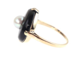 Antieke Art Deco gouden ring met onyx en parel.