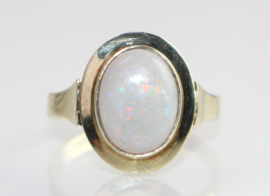 Vintage gouden ring met schitterende opaal