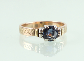 Antieke 18 karaat gouden ring gestreepte saffier diamant