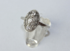 Antieke Art Deco 18 kt witgouden en platina ring met oudslijpsel diamanten