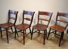 Vier antieke Scroll Back Windsorstoelen