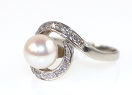 Prachtige witgouden ring met grote parel en 18 diamantjes
