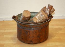 Antieke koperen ketel / houtbak