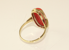 Vintage 14 karaat gouden ring met cabuchon geslepen bloedkoraal