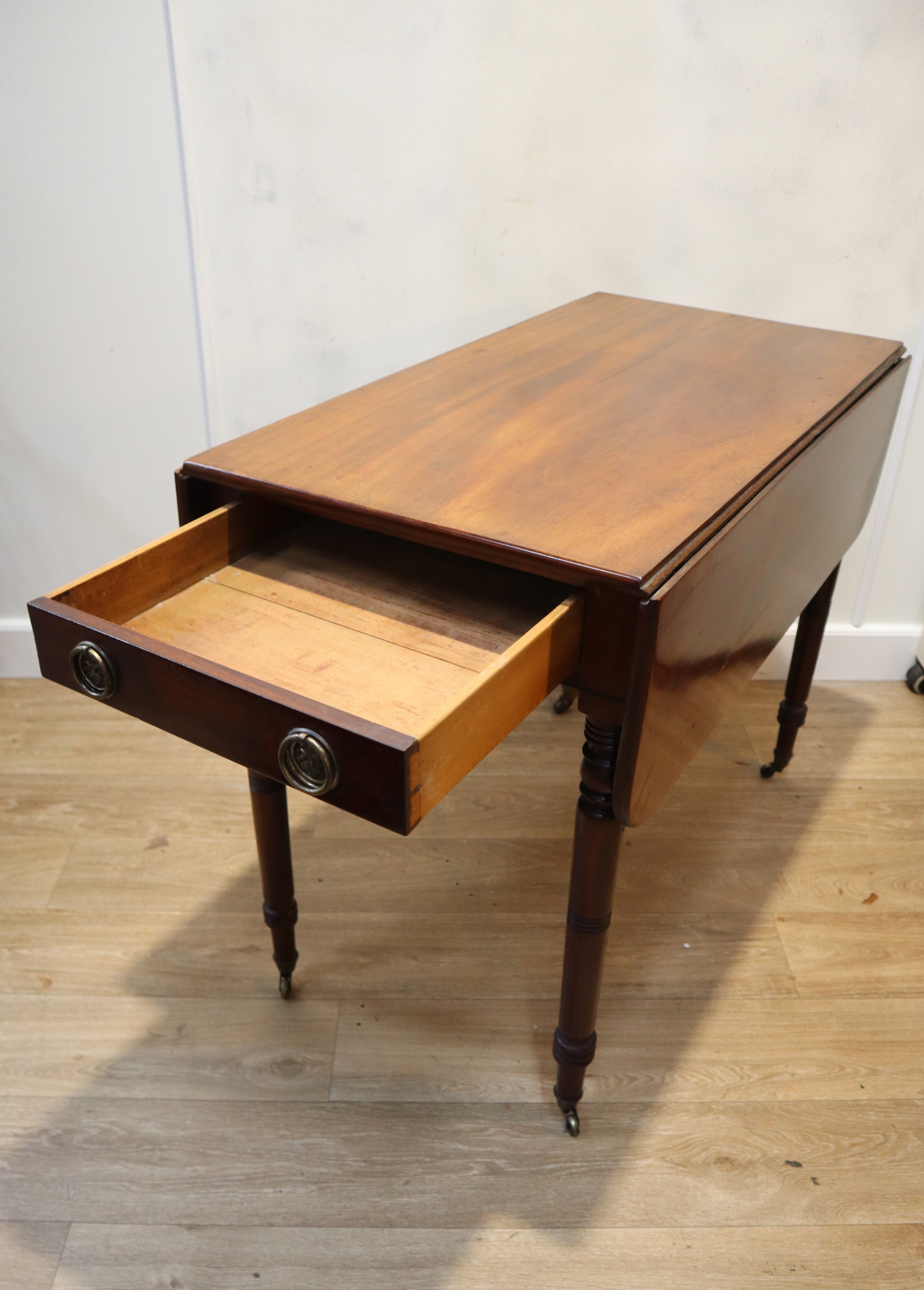 Antieke Engelse Pembroketafel, sidetable.