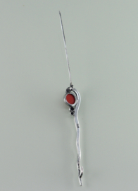 Gehamerde zilveren broche bloedkoraal Art Deco ca. 1930