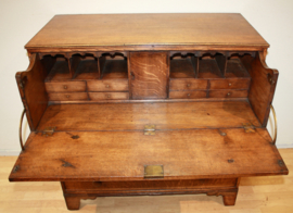 Antieke Engelse commode met schrijfcompartiment