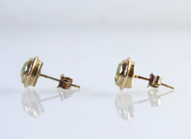 Bijzondere vintage gouden oorknoppen met annagroen glas
