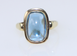 Antieke gouden ring met cabochon aquamarijn glas