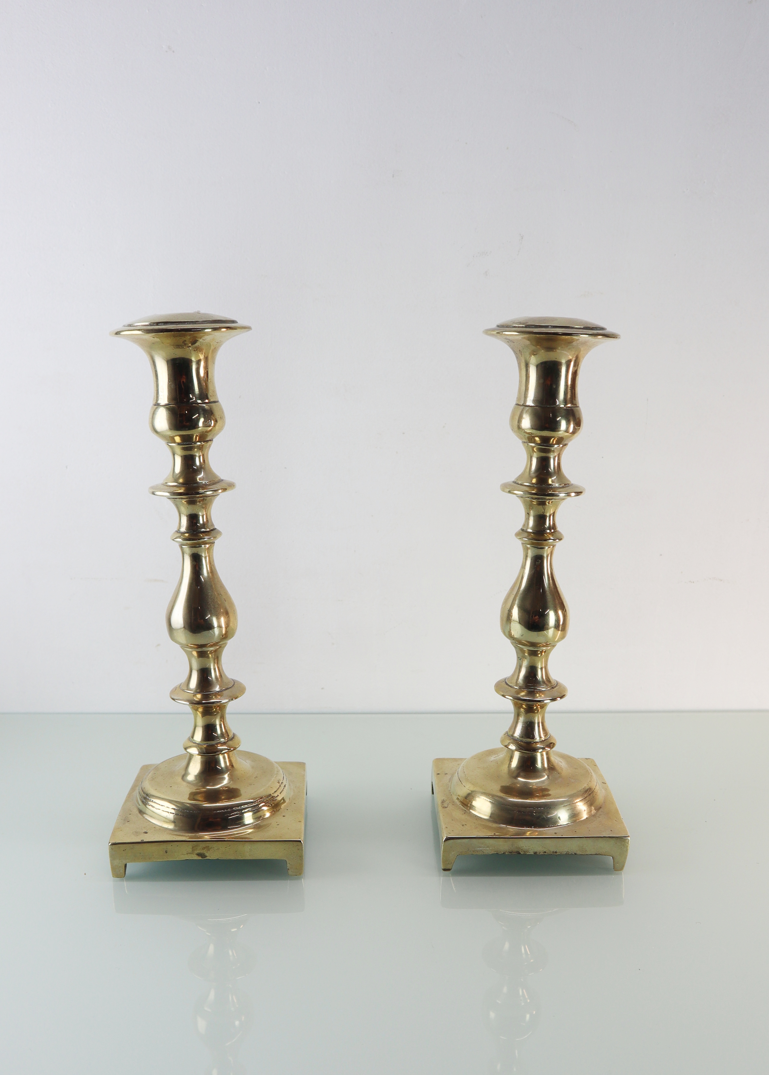 Set bronzen kandelaars, 18e eeuw